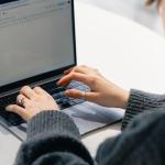 Komunikacja mailowa w biznesie: 10 zasad skutecznych wiadomości i najczęstsze błędy